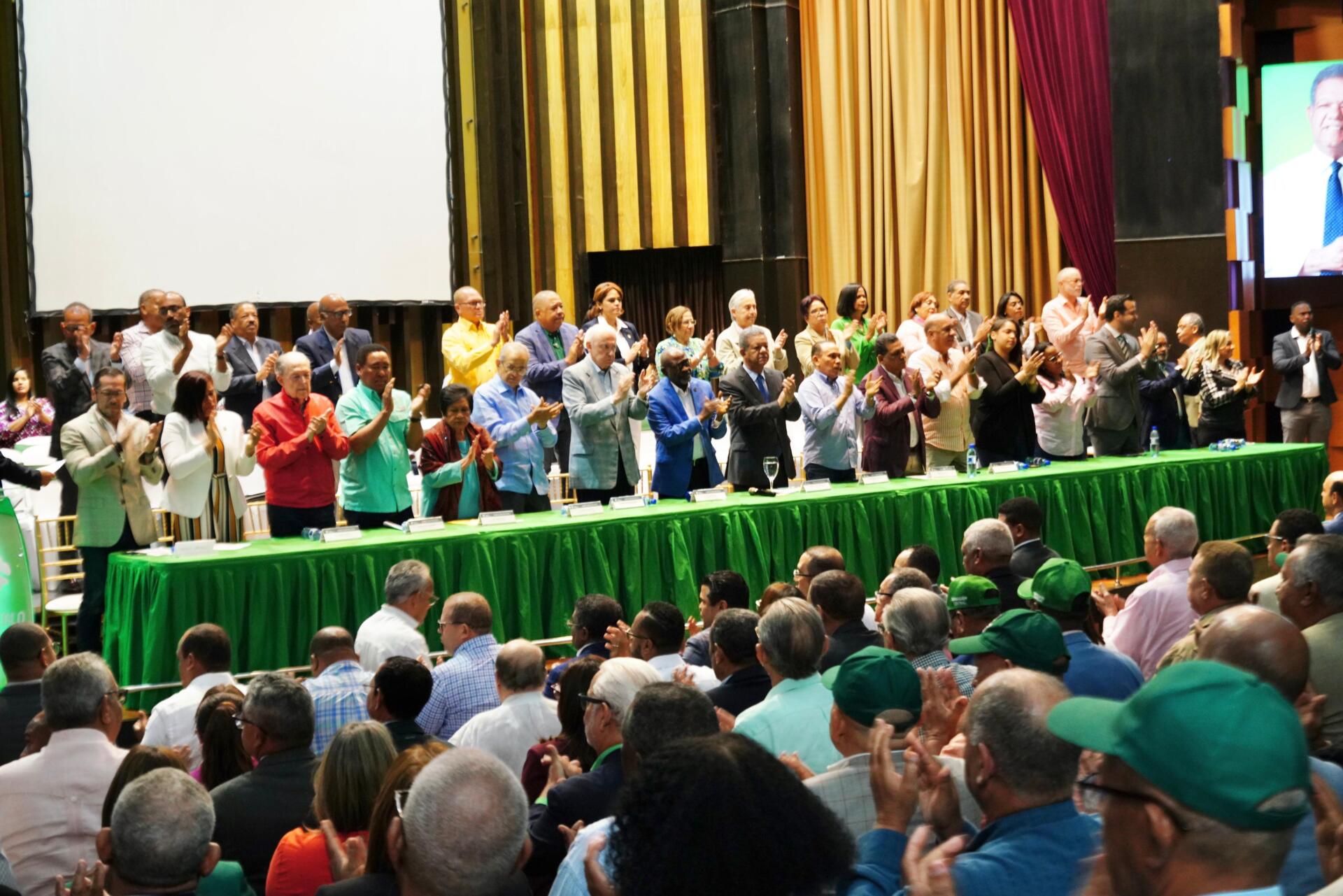 Leonel encabeza asamblea de la Dirección Central de la FP