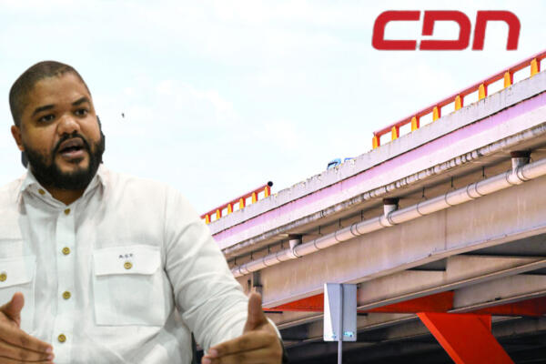 Reparan baranda de protección vehicular que se desprendió en el elevado de Los Alcarrizos. Foto CDN Digital		