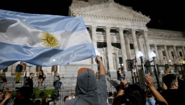 Miles de personas convocadas por sindicatos y diferentes organizaciones protestan en  Buenos Aires contra un decreto del Gobierno de Milei. Foto: Fuente Externa