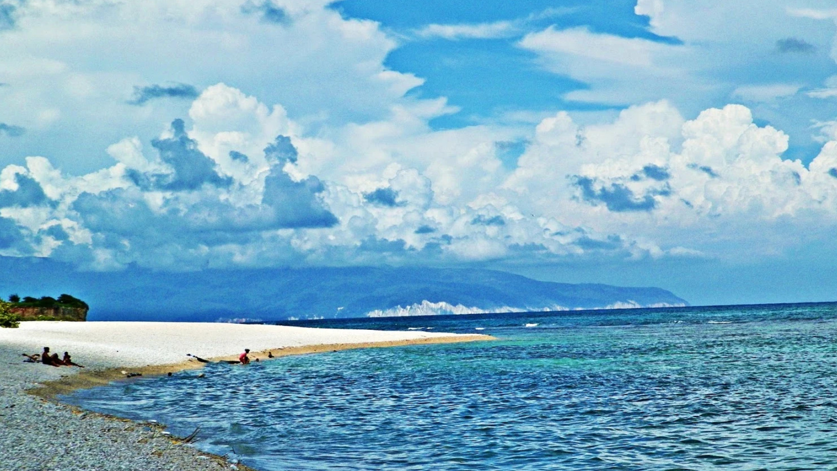 Miles de personas acuden a ríos y playas de Barahona este sábado