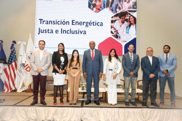 Ministro de Energia junto a funcionarios de Embajada EE.UU.
Foto: fuente externa