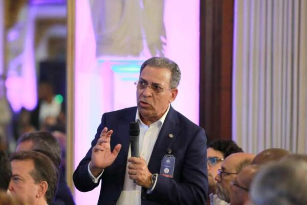 Osiris de León desarrolla charla sobre problemática del agua 