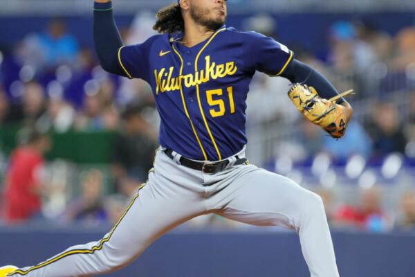 Freddy Peralta luce intratable en Día Inaugural con los Cerveceros de Milwaukee