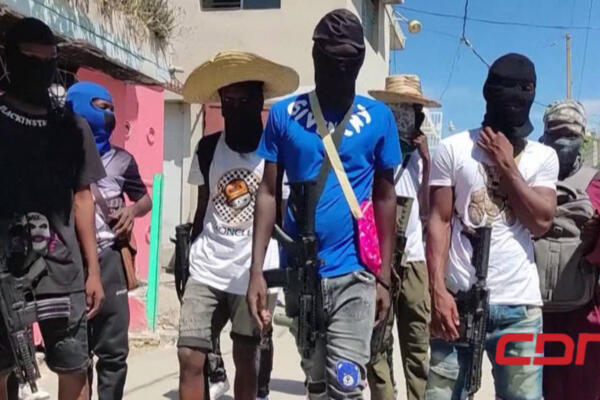 Haitianos portando armas. Foto: fuente CDN Digital.