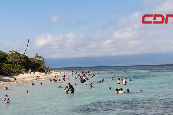 Vacacionistas disfrutan de Playa Saladilla, Barahona. Foto: CDN Digital.