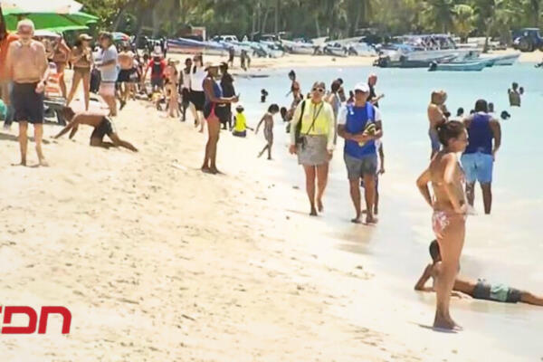 Vacacionistas y visitantes disfrutando de la playa durante Semana Santa. Foto: CDN Digital.