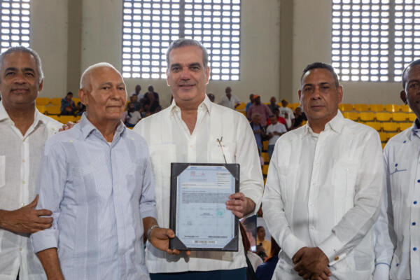 Presidente Luis Abinader entregando títulos de propiedad. Foto; fuente externa. 