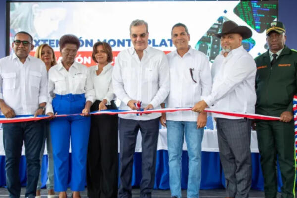Presidente y otras autoridades en inauguración de extensión del ITLA. Foto: fuente externa. 