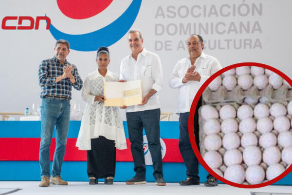 El presidente mientras entrega subsidio a una productora. (Foto CDN Digital)