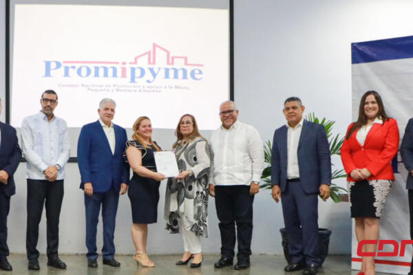 Figuras políticas se dieron cita a la entrega de los préstamos por parte de Promipyme. Foto: CDN Digital