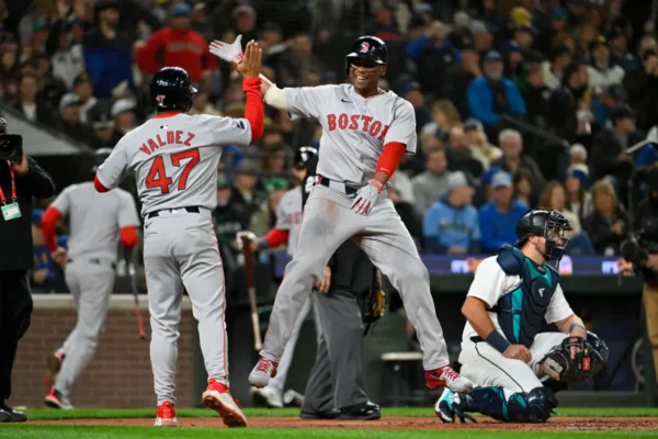 El dominicano Rafael Devers encabezó la primera victoria de los Medias Rojas de Boston que vencieron a los Marineros de Seattle.