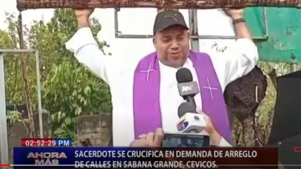 Crucificado como Cristo en la cruz termino luego de un viacrusis el sacerdote Ysidro Ceballos. Foto: Fuente CDN