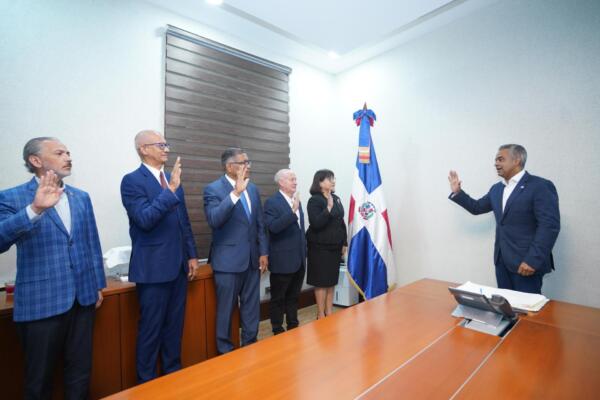 Joel Santos Echavarría, mientras toma juramento a la jurista Iraima Capriles y acompañantes. (Foto: Fuente externa)  
