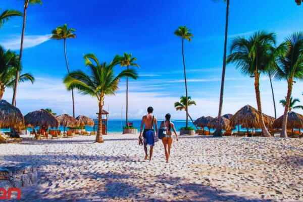 Personas disfrutando de la playa durante la Semana Santa. Foto: CDN Digital