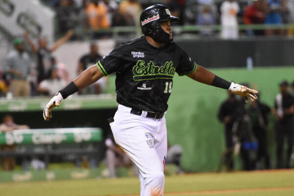 Con las firmas de Socrátes Brito y Phillips Valdez, ya son cinco los jugadores agentes libres que son firmados por el Escogido.