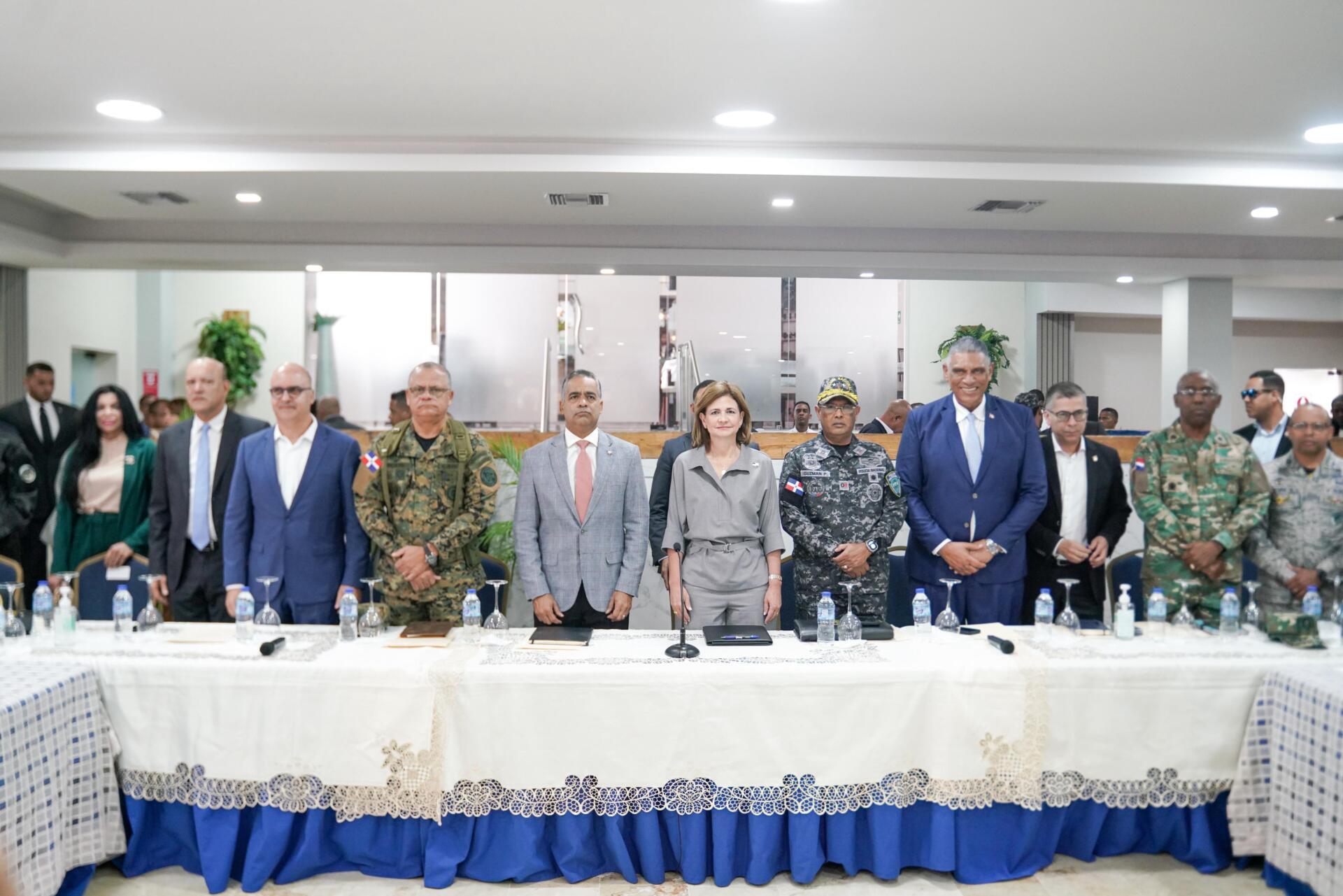 La vicepresidenta Raquel Peña, acompañada de los ministros Joel Santos Echavarría; Jesús Vásquez Martínez; Igor David Rodríguez y del director de la Policía Nacional, Ramón Antonio Guzmán y del vicealmirante José Manuel Cabrera Ulloa.
