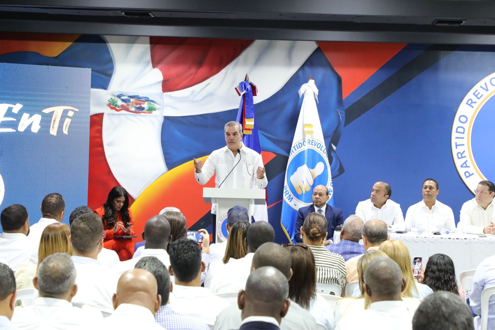 Abinader y PRM instruyen alcaldes a cumplir con reporte de gastos