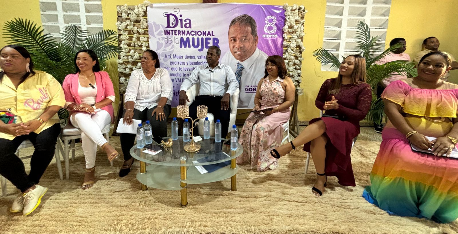 Rafael González reunido con mujeres de Monte Plata