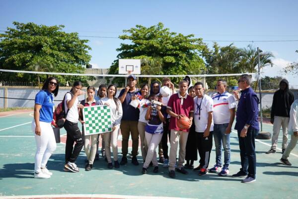 Estudiantes recibiendo sus utensilios deportivo 