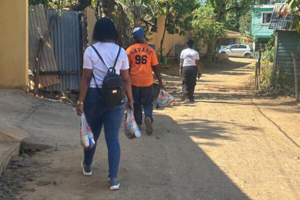 Plan Social reparte kits de habichuelas con dulce en Yamasá. (Foto: fuente externa)
