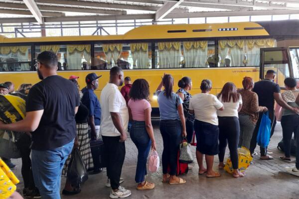 Pasajeros abarrotan principal terminal de autobús en Barahona. (Foto: fuente externa)