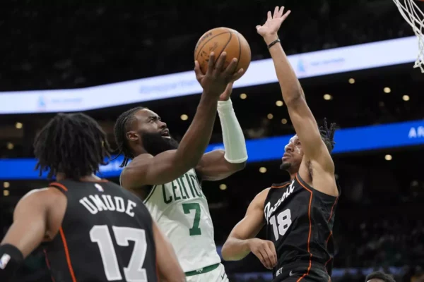 Jalen Brown encabezó la victoria de Boston sobre Detroit, en un juego donde no participó el dominicano Al Horford con los Celtics.