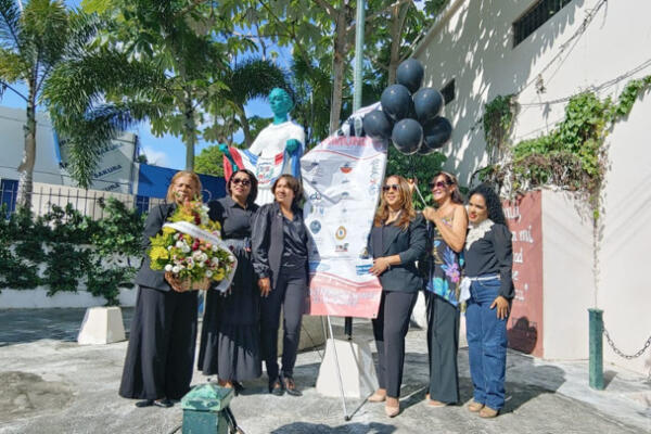 Mujeres de Nagua realizan actividad alusiva a la No violencia. (Foto: fuente externa)