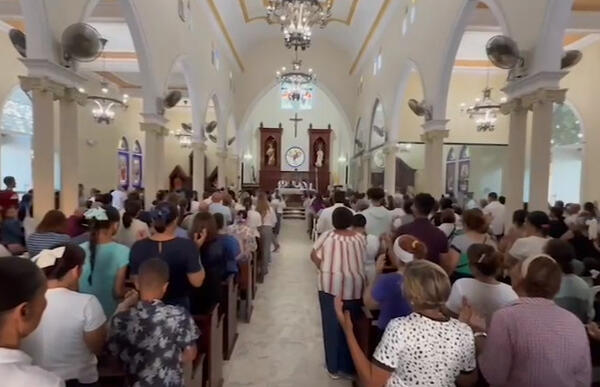 Celebran misa por los afectados en el Carnaval  Salcedo 