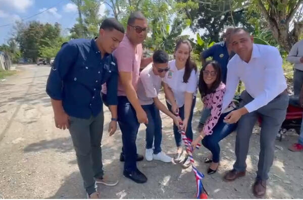 Yosi Contreras da inicio a la construcción de la obra. (Foto: fuente externa)