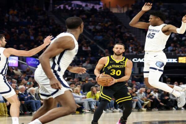 Stephen Curry anotó 14 puntos y fue parte de siete jugadores que consiguieron cifras dobls para los Warriors  en este duelo.