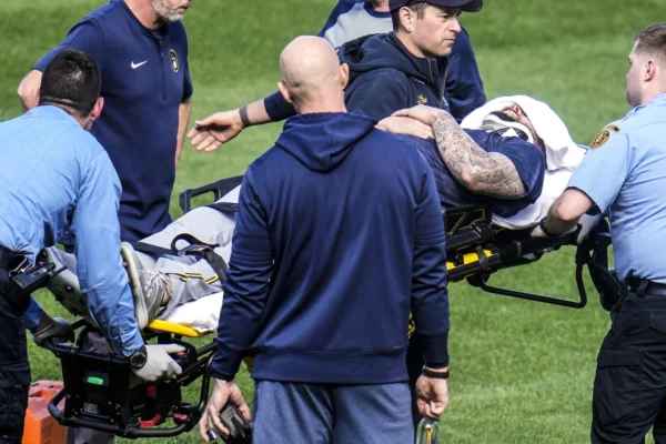 Jacob Junis es trasladado al hospital tras ser golpeado por una línea en el cuello durante práctica de bateo