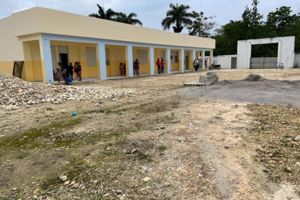 Comunitarios piden terminación de escuela en María Trinidad Sánchez. (Foto: fuente interna)