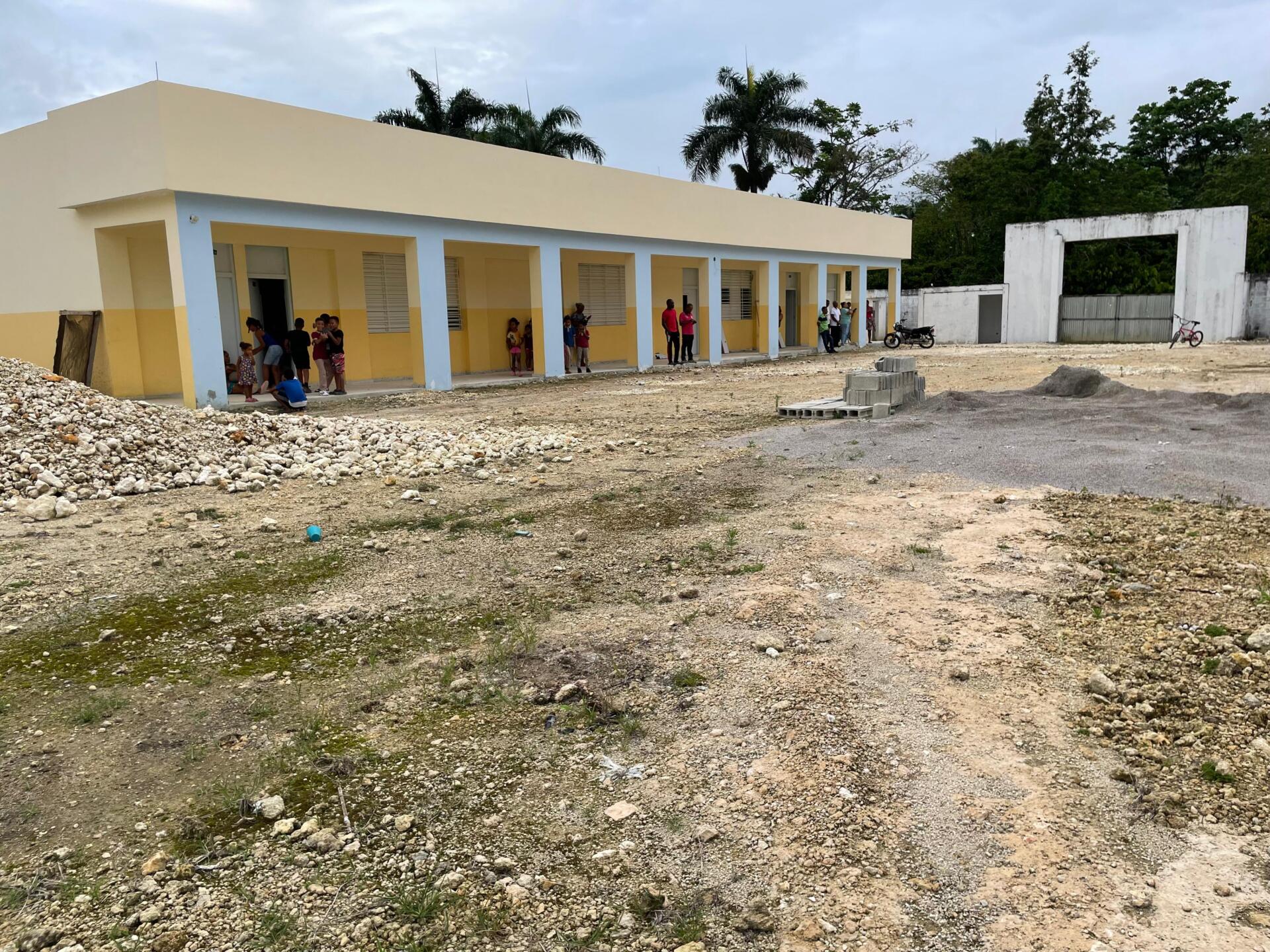 Comunitarios piden terminación de escuela en María Trinidad Sánchez