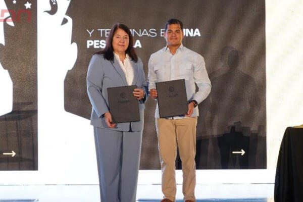 David Llibre, presidente de ASONAHORES y Rebeca Latoreaca, directora de USAID. Foto: Fuente externa
