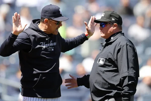 Aaron Boone es expulsado de partido de los Yankees por frase de fanático