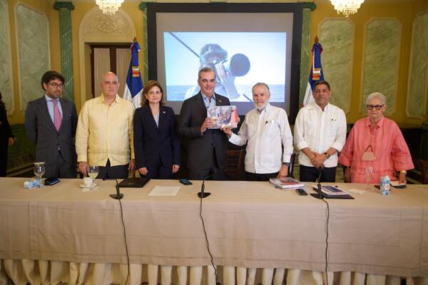 Presidente Abinader junto a la vicepresidenta, ministro de Recursos Naturales y otros funcionarios (fuente externa)