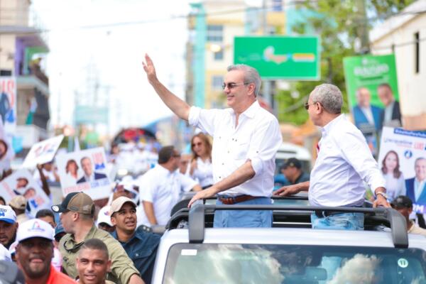 Abinader recorre la Romana e Higüey junto a perremeísta