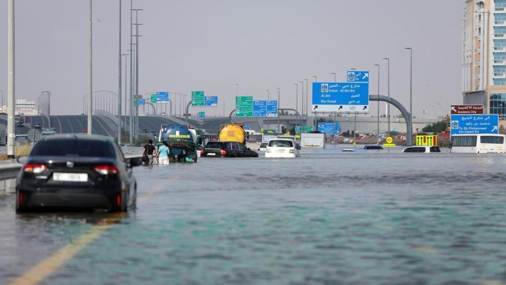 Aeropuerto de Dubái retoma vuelos tras inundaciones