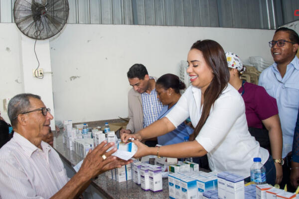 La alcaldesa de SDN, Betty Gerónimo durante jornada de operativo médico. Foto: Fuente externa