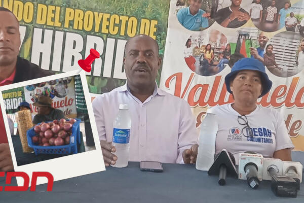 Saulo Montero, gerente general de la Cooperativa Agraria del Sur (Coopgrasur), junto a otros miembros. Foto CDN Digital
