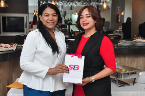La presidenta de Aseopna, Ingrid Castro de Guzmán entregando regalo durante el acto conmemorativo a las secretarias. Foto: Fuente externa