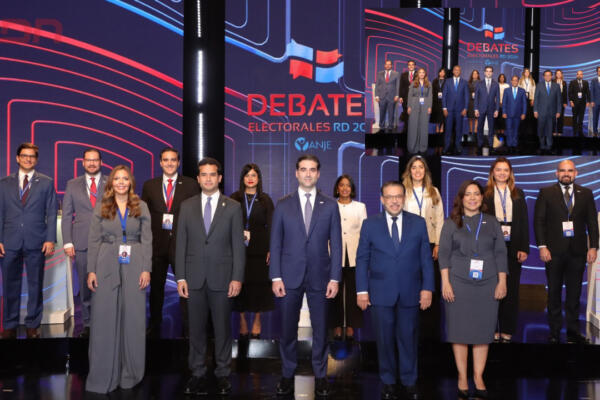 La Asociación de Jovenes Empresarios (Anje) junto a los candidatos a senadores por Santiago y el Distrito Nacional. Foto: CDN Digital