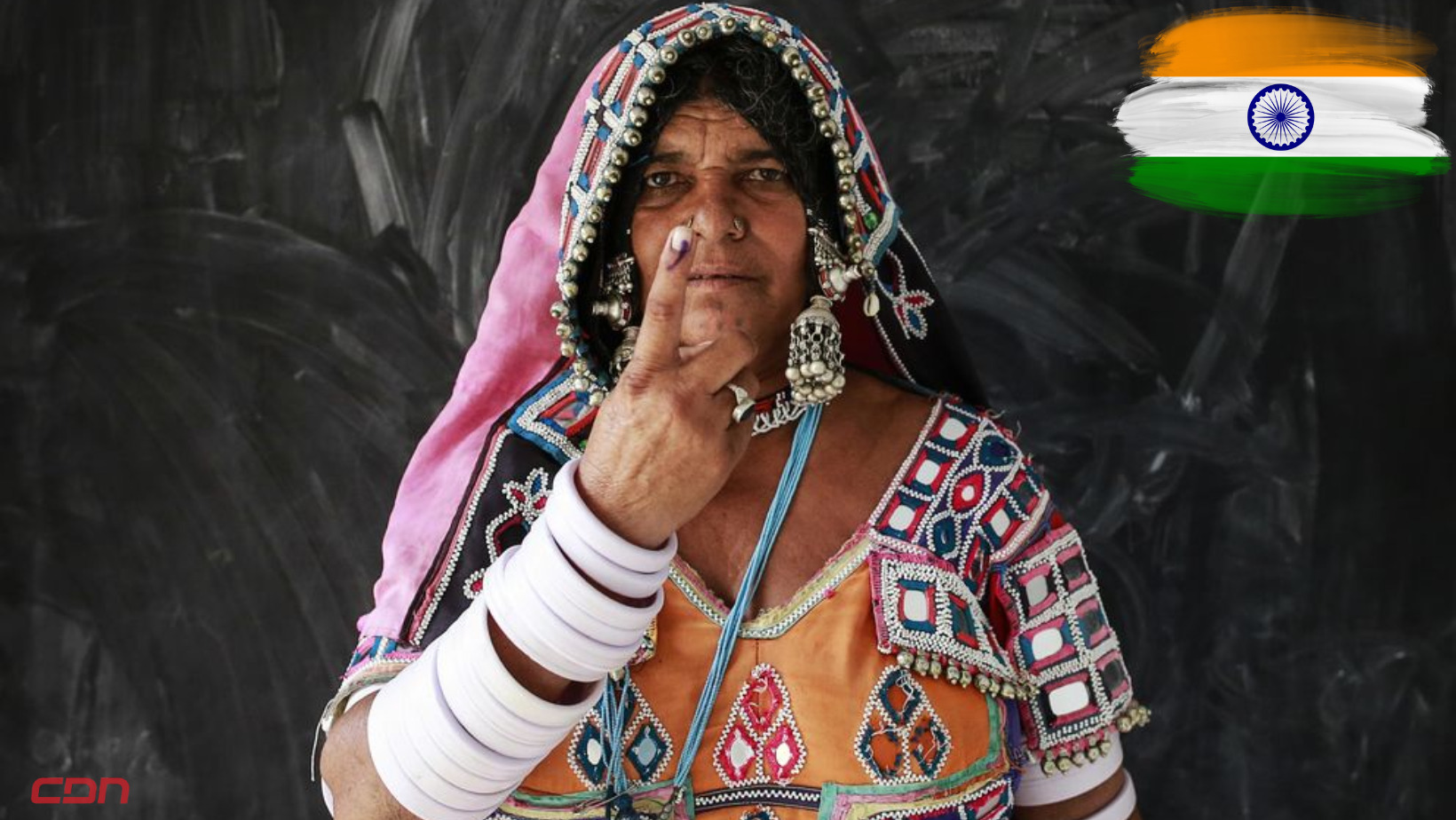 Una mujer muestra su dedo tras haber ejercido su derecho al voto en la India. Foto: Fuente externa