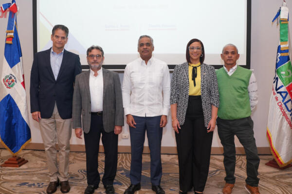 El ministro de la Presidencia, Joel Santos Echavarría, junto a la directora ejecutiva del Conadis, Claudia Pimentel; el presidente de esa entidad, Carlos Yunén; el vicepresidente del Consejo de Conadis, Oscar Villanueva; y el secretario del Consejo del Conadis, Modesto Elías Parra, durante la presentación de la Plataforma Tecnológica del Sistema de Valoración, Certificación y Registro de Discapacidad. 