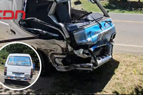 Ambulancia accidentada en el tramo carretero Los Robalos hacia el municipio de Sánchez.