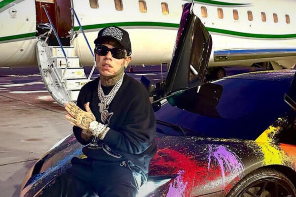 Rapero Tekashi 6ix9ine en uno de sus lujosos vehículos. Foto: fuente externa. 