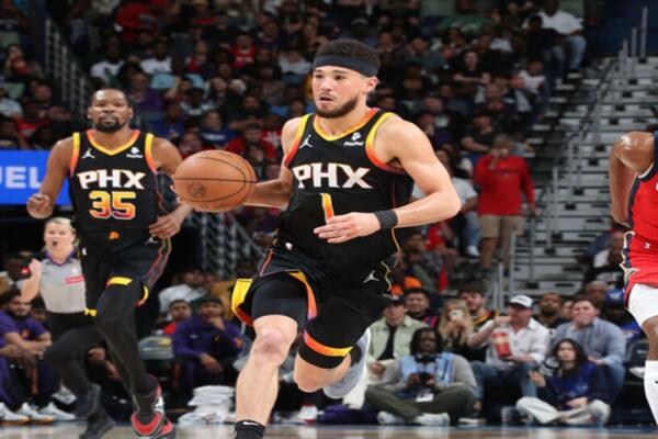 Devin Booker de Phoenix llegó a tres juegos seguidos de 50 puntos o más frente a New Orleans