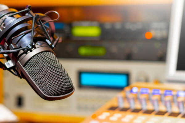 Día Nacional del Locutor; descubre cómo ser un experto de la voz