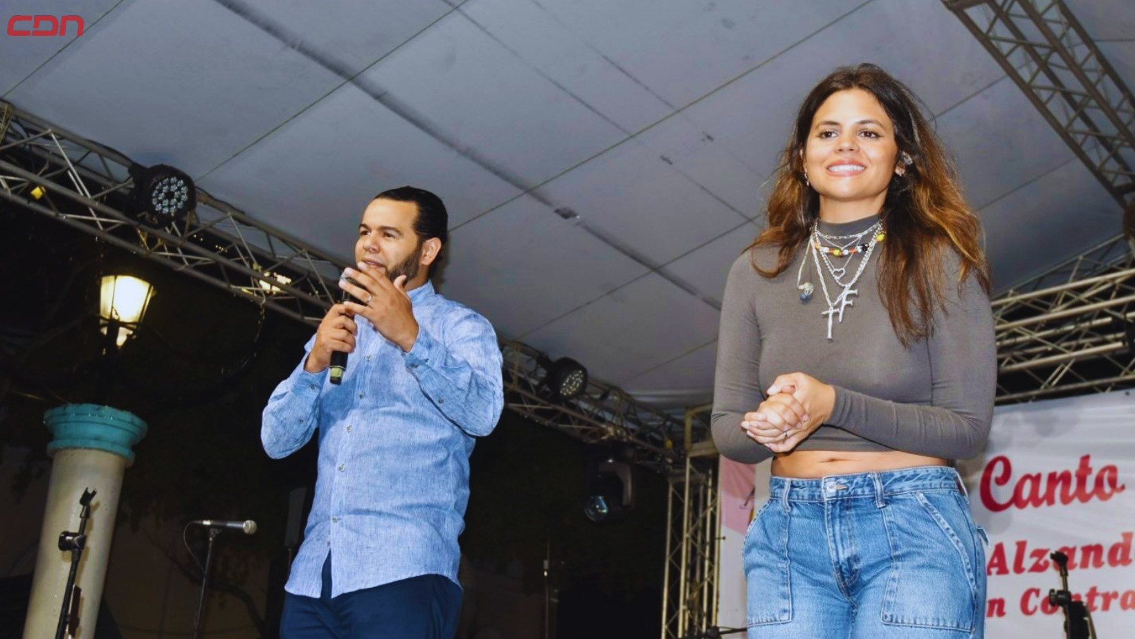 El diputado de la provincia Espaillat, Carlos Alberto Amarante García y la artista Techy Fatule. Foto: Fuente externa
