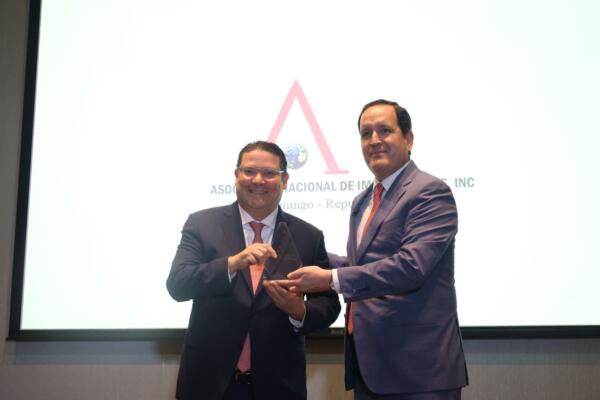 Eduardo Sanz Lovatón recibe el reconocimiento.
Foto: fuente externa